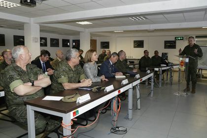 El JEME acompaña a la Ministra de Defensa Dña. María Dolores de Cospedal, en su visita a las unidades de Burgos, el 19 de abril de 2017.