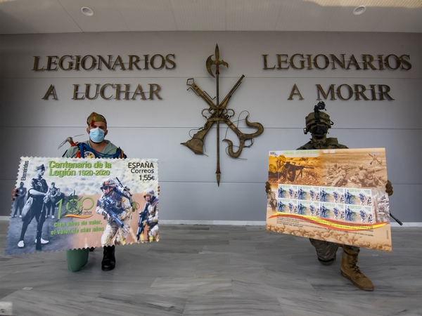 Foto presentación del sello del centenario