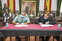 El Pater José María Sánchez García entrega y dona a La Legión  un cuadro de S. M. el Rey Felipe VI.