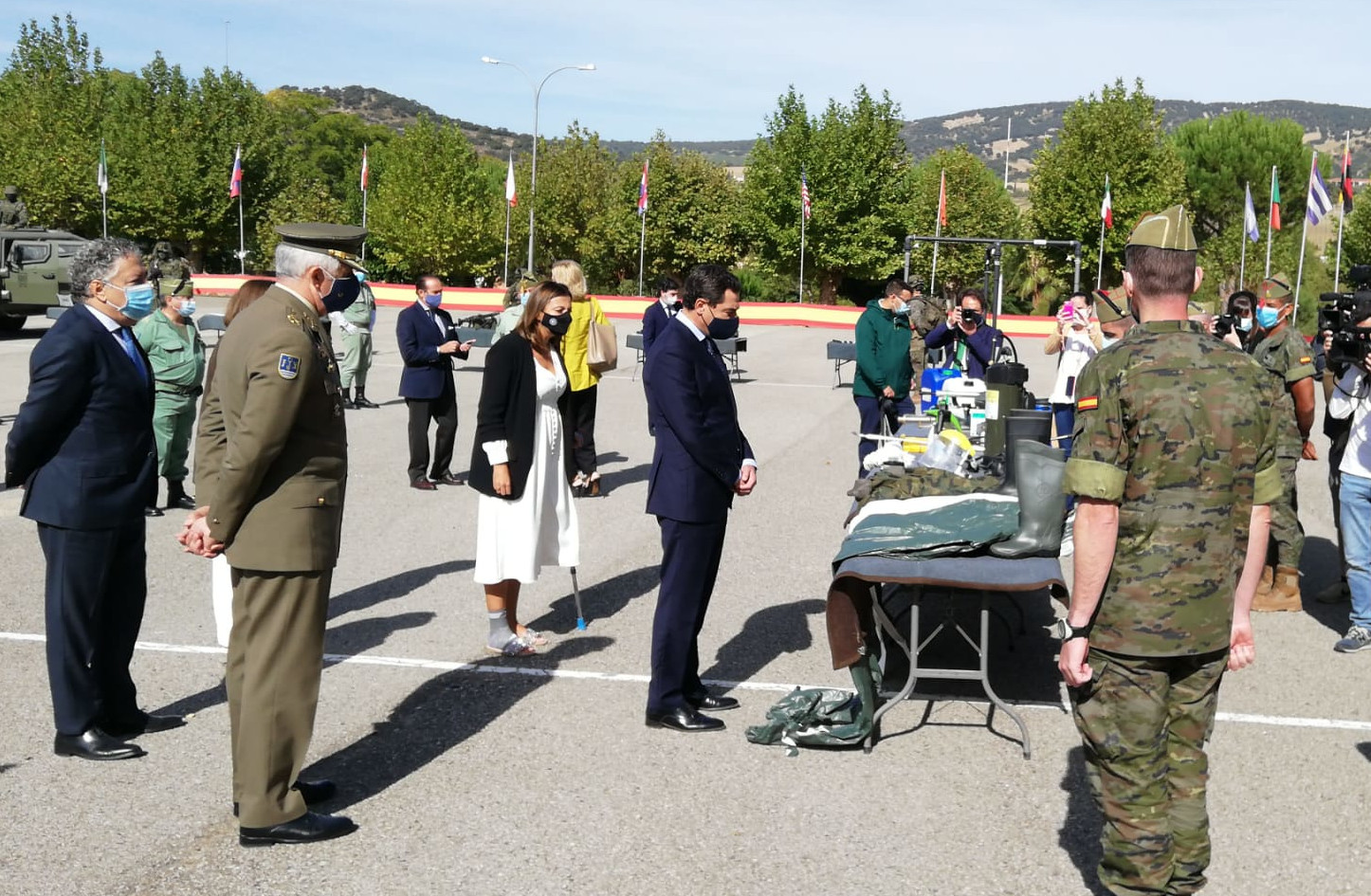 Juanma Moreno observando material militar