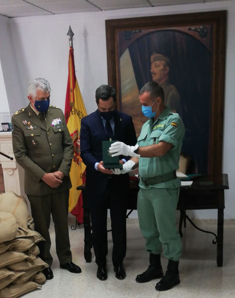 Juanma Moreno recogiendo el trofeo