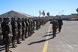 El Comandante General de Ceuta pasando revista a la formación.