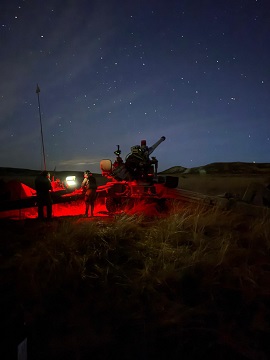 Pieza de Artillería en instrucción nocturna.