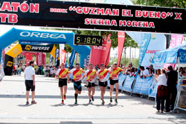 Llegada de militares a la meta