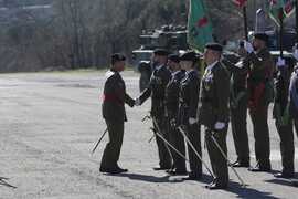 Autoridad saludando oficiales.