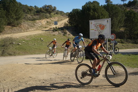 Paso de corredores por la Base durante su recorrido