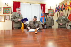 Firma durante la entrega de mando.