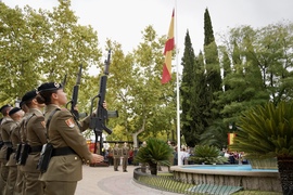 Presentando armas al himno nacional.