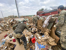 Militares quitando escombros