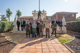 El general Ruiz acompañado de los componentes del curso