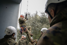 Cap Gutiérrez impartiendo instrucciones de uso de escala metálica