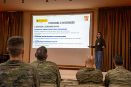 Experta impartiendo conferencia.