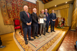 El general Ruiz recibiendo la medalla Séneca.