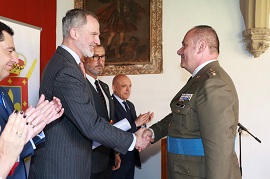 Entrega diploma por Su Majestad el Rey Felipe VI