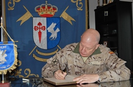 El GD. firmando el Libro de Honor.