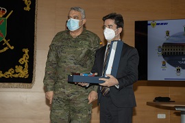 entrega al alcalde huesca de miniatura rey sancho ramírez en agradecimiento a las administraciones publicas su apoyo a la división castillejos