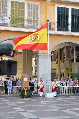 La Bandera escoltada por soldados del RI 47