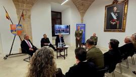 Comandante general de Baleares presentando la mesa redonda.