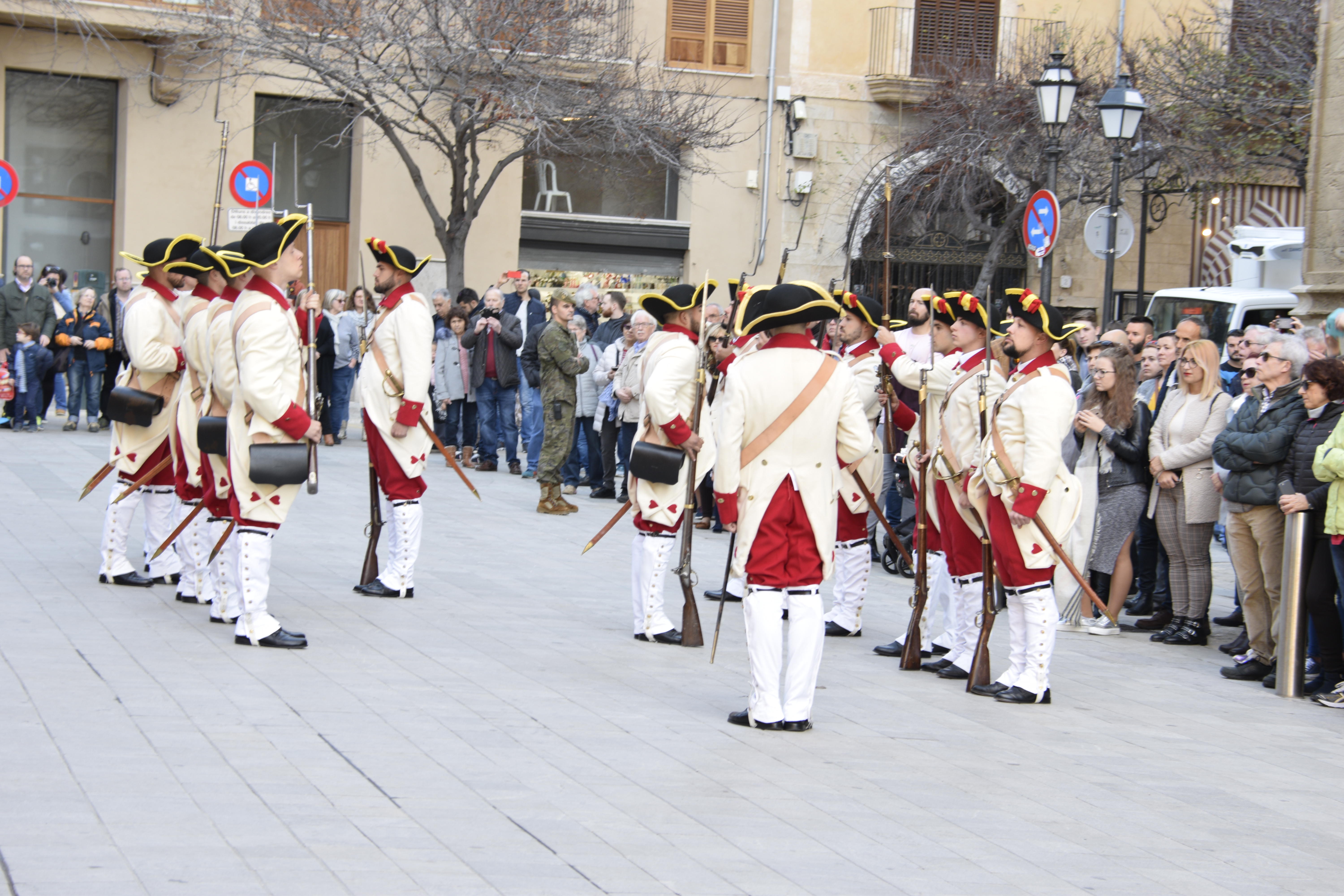 RELEVO DE LA GUARDIA DE HONOR EN EL PALACIO DE LA ALMUDAINA