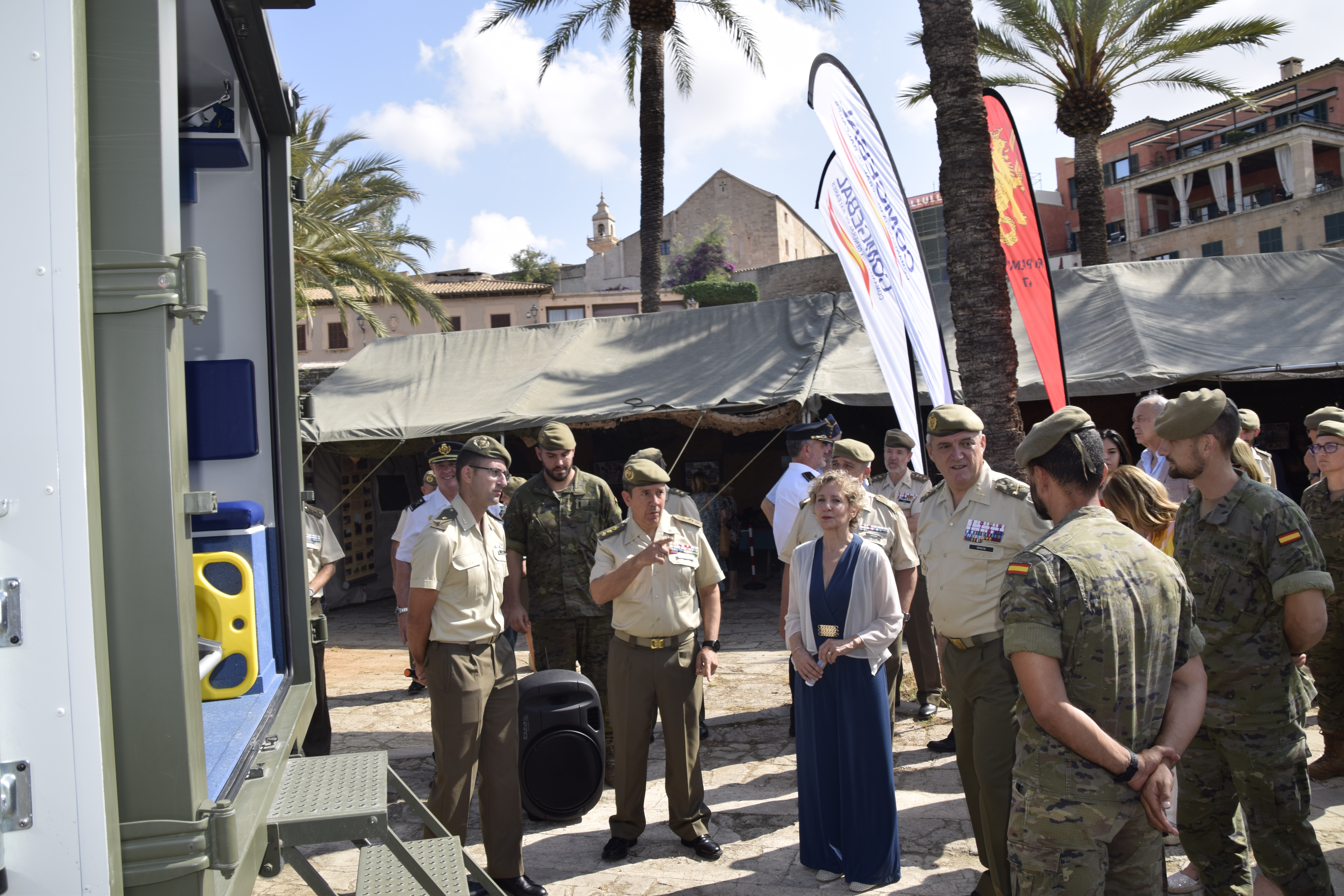 EL CORONEL DEL REGIMIENTO LEÓNIDAS GARCÍA DEL CASTILLO EN LA EXPOSICIÓN DEL DIFAS 2023