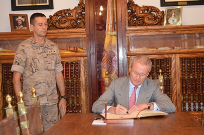 Sala de Banderas. Firma en el Libro de Honor