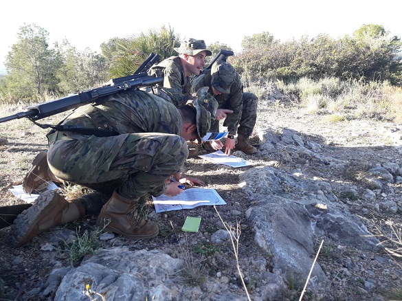 una de las patrulla realizando la identificación por coordenadas de los objetivos señalador