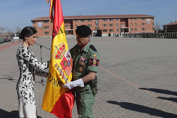 Dña. Letizia entrega al Coronel Herrero la Enseña Nacional