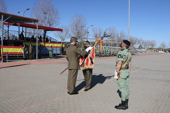 El coronel Fernández Herrero recibe el Guion de la BRIPAC como símbolo de mando de la Unidad