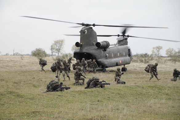 Despliegue de la compañía paracaidista desde un HT-17 durante la operación de asalto aéreo