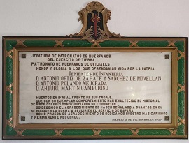 Placa en honor a los tres tenientes.