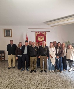 El General Director junto a algunos huérfanos y sus familiares