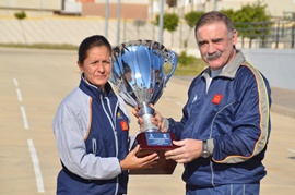 La Sgto 1 Martín Laínez recibe el trofeo.