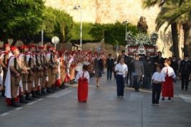 Los Regulares escoltan a la Virgen de la Victoria