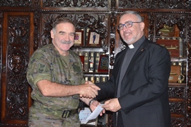 Entrega de los fondos recaudados en la Cena Benéfica celebrada en la Caseta Militar