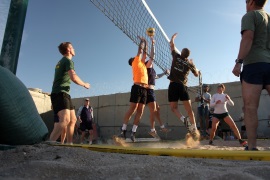 El Club Voleibol Melilla apoya al contingente español en Irak