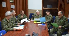 El jurado deliberando sobre los trabajos presentados