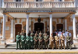 Foto de Grupo con_ os sargentos egresados