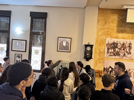 Tres centros educativos que participan en los Premios Ejército, visitan la Sala Histórica del RC “Alcántara”