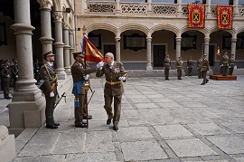 Componente de la IX promoción pasando por el Estandarte