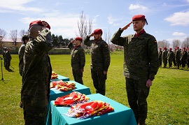 Entrega bandera mochila a los alféres alumnos 5º curso