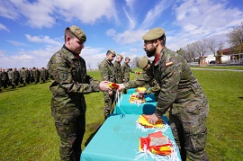 Entrega bandera mochila a los caballeros y damas alumnos