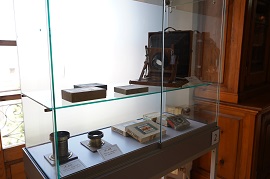 Vitrina con material fotográfico