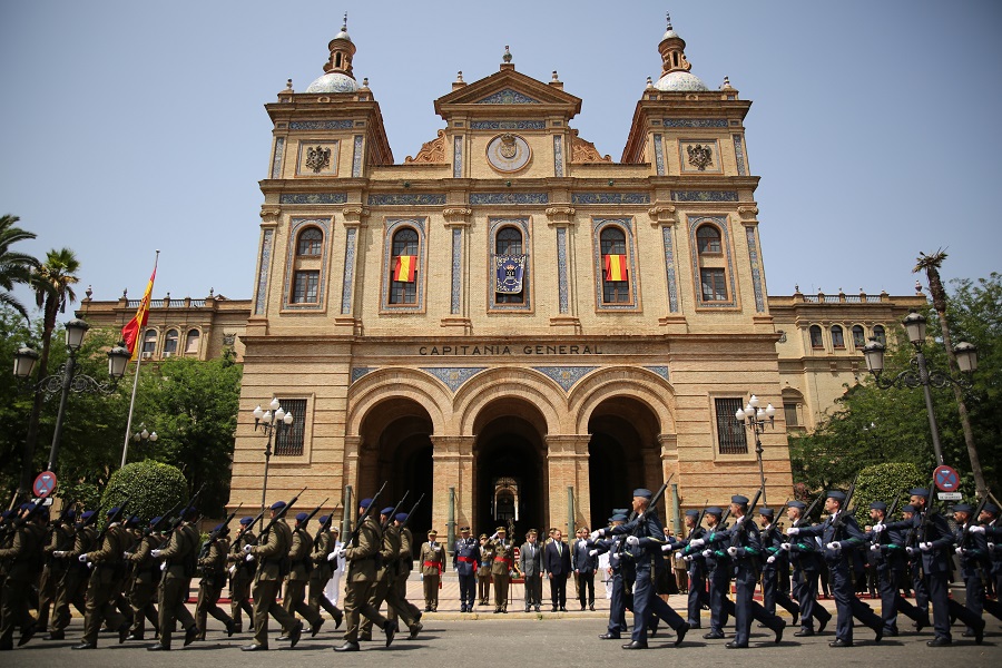 La Unidad de Honores desfila ante la autoridad.