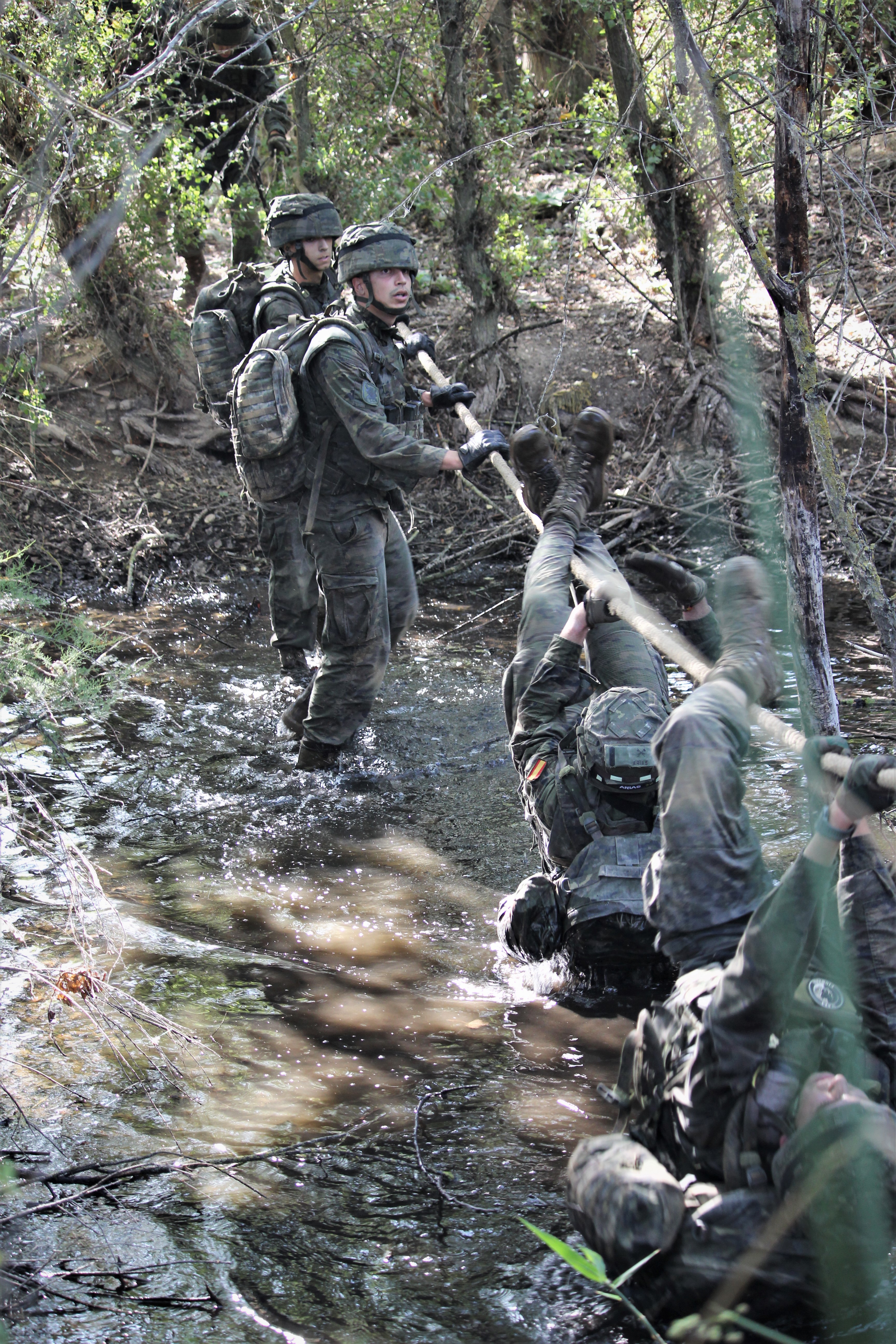 Carrera de combate. Paso de obstáculo de agua