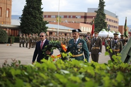 Corona depositada por antiguos alumnos