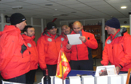 MAJOR LUPIANI ON ENTERING THE LIVING MODULE READS THE NOTE THE PREVIOUS CAMPAIGN COMMANDER LEFT HIM.