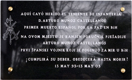 The plaque commemorates the "first Spanish death for peace"