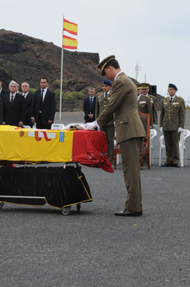 The Prince awards the Military Crosses in the red division 