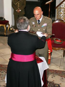 The general commander receives the aleo baton in the cathedral 