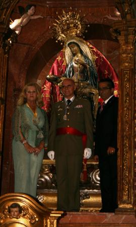 The general following the presentation of the aleo baton to the Virgin of Africa 